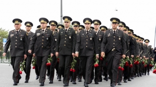 Сотрудники и военнослужащие МВД посетили Парк Победы - ВИДЕО