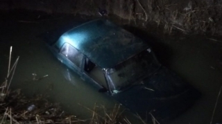 Füzulidə avtomobil su kanalına düşüb - FOTO