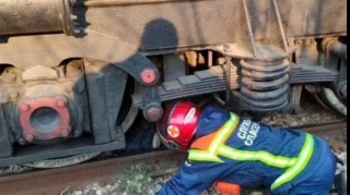 Уснувший на ж/д путях мужчина выжил под проехавшим поездом  - ВИДЕО 