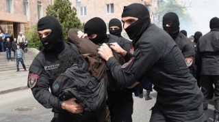 İrəvanda şok:  Azərbaycanlı ilə erməni polis dalaşdı