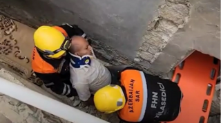 Bakıda təmir-bərpa işləri apararkən yıxılan kişinin XİLASEDİLMƏ GÖRÜNTÜLƏRİ  - VİDEO