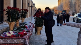 Qazaxıstanlılar Astanadakı səfirliyin önünə gül dəstələri düzürlər - FOTO