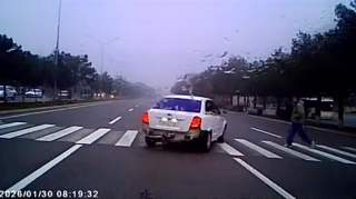 Sumqayıtda təhlükəli anlar: İşıqforu və piyadanı gözardı edib şütüdü   - VİDEO