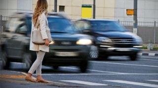 Paytaxtda avtomobil 30 yaşlı qadını vurub