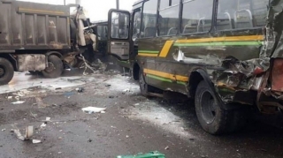 Hərbi avtobuslar yük maşını ilə toqquşub, 4 nəfər ölüb
