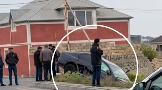 На дороге Сумгайыт - Пиршаги произошло ДТП: автомобиль опрокинулся в яму - ВИДЕО 