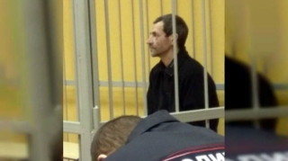 Polislər tərəfindən döyüldüyünü iddia edən pedofilin həbsxanada ölüm anı  - VİDEO