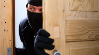 Bakıda evdən 6 min manatlıq oğurluq edildi 