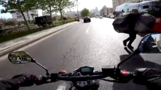 Özü boyda yüklə maşın yolunda gəzən piyada   - VİDEO