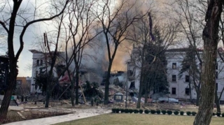 В Мариуполе войска РФ разбомбили Драмтеатр, где прятались сотни людей