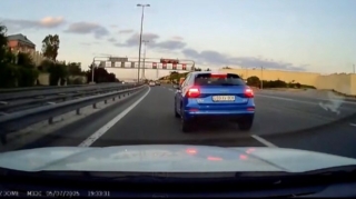 Aeroport yolunda qaydaları pozan qadın sürücü yolu kəsdi - 99-XV-908   - VİDEO