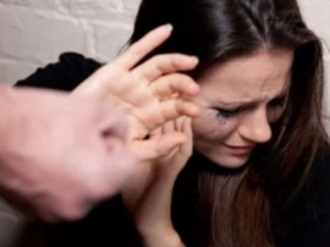 Ər arvadını dördüncü mərtəbədən yerə atdı