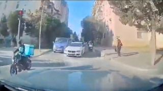 Qırmızı işıqda əks zolağa çıxan sürücü qarşıdan gələnlərin yolunu kəsdi   - VİDEO