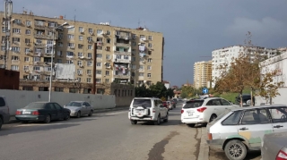 Dayanacağın yanında parkalanan maşınlar avtobusa maneə yaradır - 69-BB-079 - FOTO 