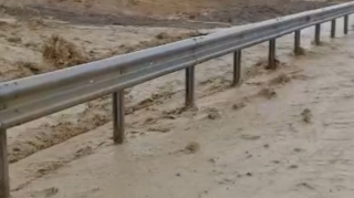 Sel suları Bakı-Şamaxı yolunda nəqliyyatın hərəkətinə çətinlik yaradıb - VİDEO 