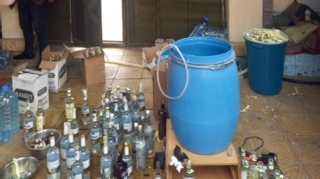 Yaşayış evində saxta alkoqollu içkilərin istehsal edildiyi aşkarlanıb - FOTO 