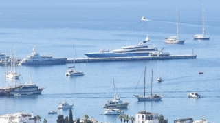 Bodruma gələn meqa yaxtaların görüntüsü yayıldı - FOTO