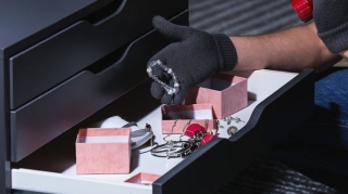 Bakıda evdən qızıl-zinət əşyaları oğurlanıb