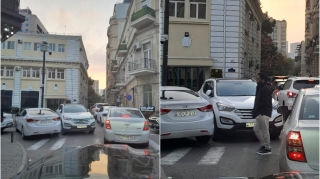 Şəhərin mərkəzində necə gəldi park edilən iki “Hyundai” hərəkəti çətinləşdirdi   - FOTO