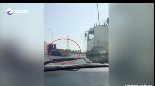 Həddindən artıq yük götürən avtomobil ətrafa təhlükə saçdı - VİDEO