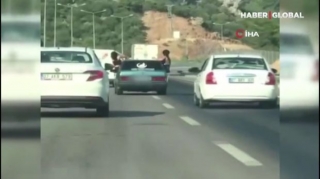 İki qadının qanuna zidd əyləncəsi ictimai qınağa səbəb oldu - VİDEO 