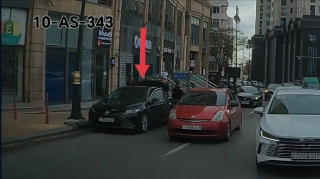 İki zolağın birini zəbt edən sürücü yolda sıxlığa səbəb oldu - VİDEO