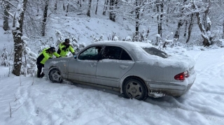 Qubada yol polisləri qarlı havada sürücülərə kömək etdi  - FOTO