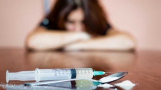 Bakıda ata qızının damarına heroin vurub öldürdü – Dəhşətli qətlin təfərrüatları 