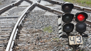 Rusiyada dəmir yolu partladıldı - Yük qatarı aşdı 