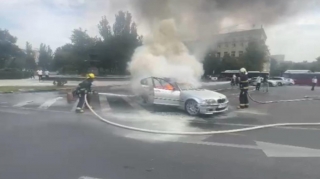 В центре Баку сгорел автомобиль BMW - ВИДЕО