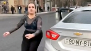 Gəncədə qadın sürücü kuryerə hücum etdi, polis hərəkətə keçdi - VİDEO 