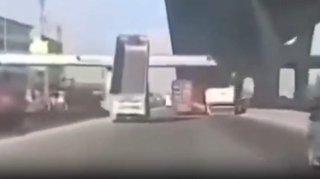 Yük yeri açıq qalan maşın piyada keçidinə çırpıldı; 1 nəfər öldü - VİDEO 