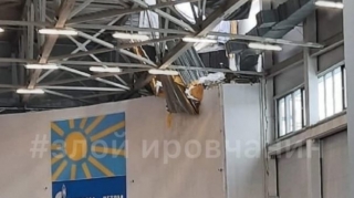Rusiyada yarış zamanı idman kompleksinin tavanı uçub  - VİDEO