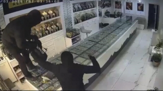 Maskalı şəxslər zərgərlik mağazasından 1 kq qızıl oğurlayıb motosikletlə qaçdı - VİDEO 