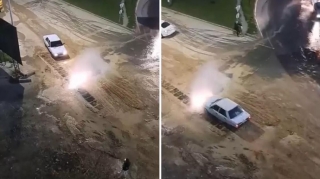 Su borusu partladı, fürsətdən istifadə edib maşınını yudu  - VİDEO