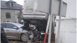 Qubada iki maşın toqquşdu