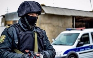 Polisin tələbinə tabe olmayan şəxslərə xəbərdarlıq atəşi açılıb