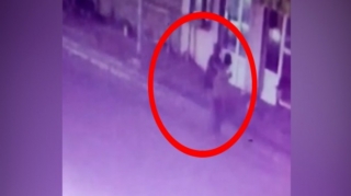 Bakıda kişi avtobus dayanacağında qadına hücum etdi - VİDEO 