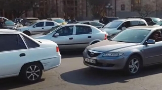 İrəvanda sürücülər etiraz aksiyası keçirir