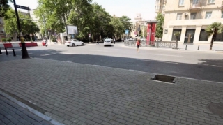 Bakıda piyada səkisini zəbt edən qurğular söküldü - Dövlət Komitəsi - FOTOLAR 