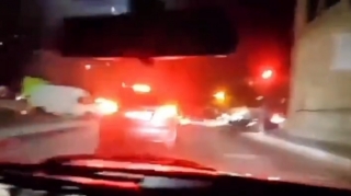 ASAN Xidmətin qarşısında "avtoşluq" edən sürücü qırmızıda keçib maşınlara çırpıldı - VİDEO
