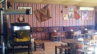 Gecə işləyən çay evinin sahibi və müştərilərini polis saxladı