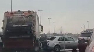 В Баку произошла цепная авария: столкнулись мусоровоз и четыре автомобиля   - ВИДЕО