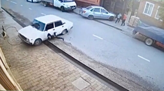 Yola qaçan azyaşlı “VAZ-2107”nin toruna düşdü  - VİDEO