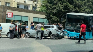 Bakıda avtobus minik avtomobili ilə toqquşdu - Yaralılar var   - VİDEO