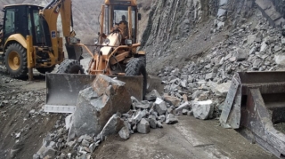 Azərbaycanda dağ uçdu, yol bağlandı 