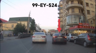 Yolun ortasında "manatdan" sərnişin yığan sürücü hərəkəti çətinləşdirdi - VİDEO