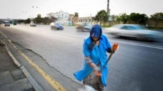 Süpürgəçi qadına əxlaqsız təkliflər edən gənclər həbs edildi 