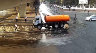 Yola yağ dağıldı, “20 Yanvar”  yolunda hərəkət məhdudlaşdırıldı  - FOTO