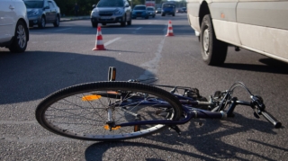 Tərtədə avtomobil velosipedçini vurub, beton dirəyə çırpılıb 